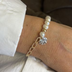 Bracelet chaine torsadée et perles de culture 7 mm médaille martelée  10 mm